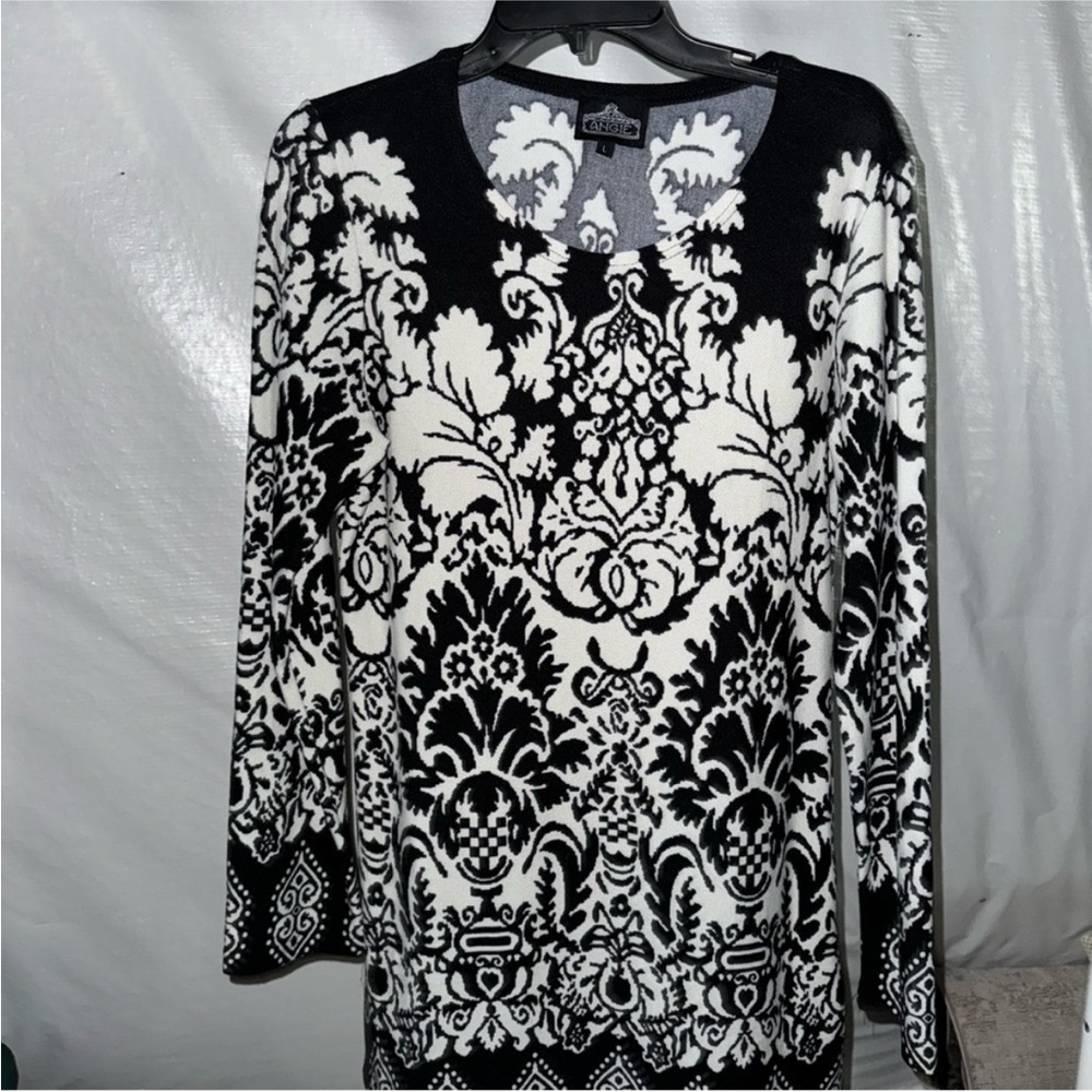 Angie demask Black and White Floral Sweater